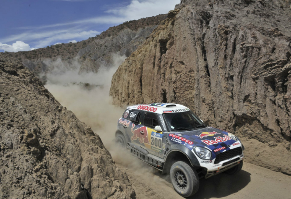 Al-Attiyah, desesperado con los Peugeot.